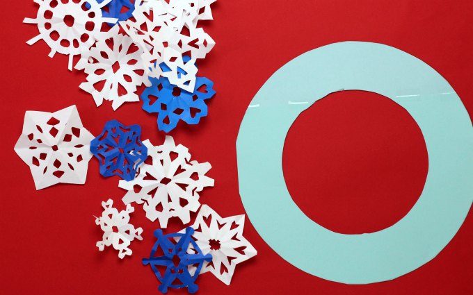 How to make a snowflake wreath