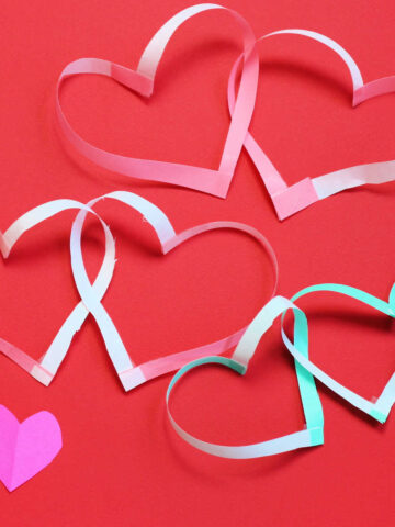 Grouping of interlinked Möbius hearts.
